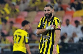 英超战术趋势观察 高位逼抢与控球打法对比